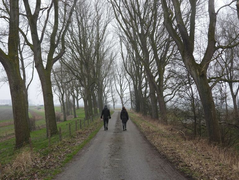 Jimmy en een collega op weg naar de volgende akker
