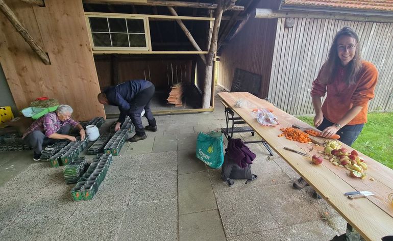Dankzij de ervaring van de veldwerkers van de Zoogdierbescherming zijn honderden muizenvallen in een mum van tijd geprepareerd
