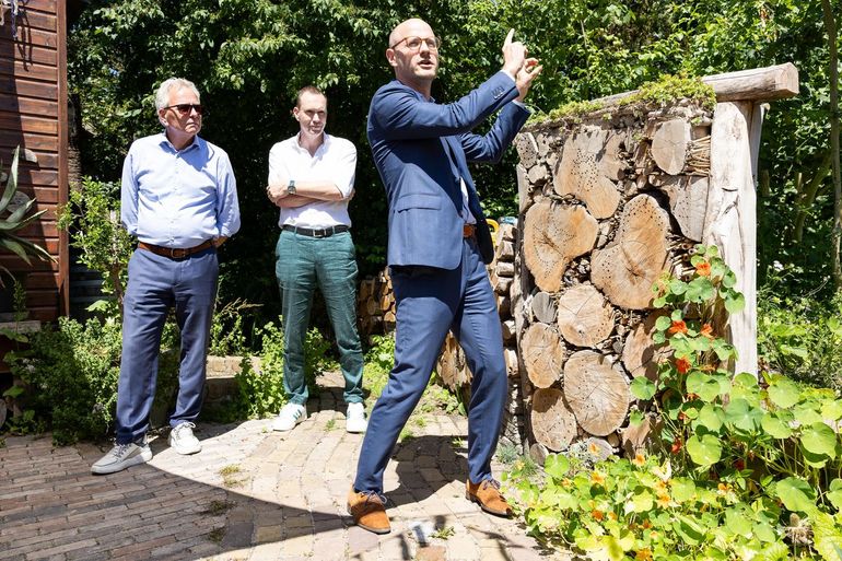 Gedeputeerde Has Bakker opent de klimaatadaptieve inspiratietuin in Maarssen