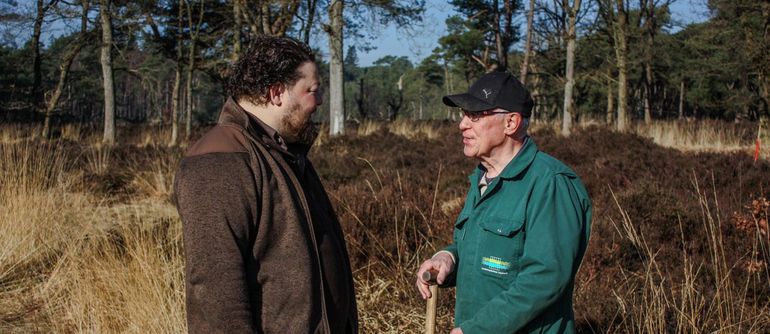 Rolf Dijkstra van Bosgroep Noord-Oost Nederland overlegt met vrijwilliger Dick Huitema over de werkzaamheden