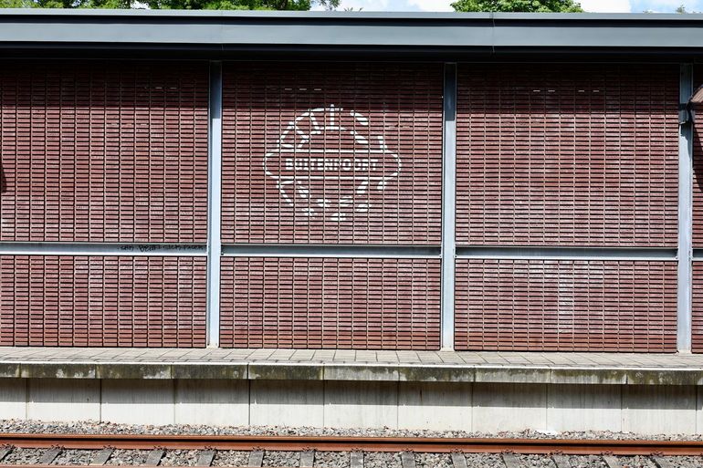 Het logo van Buitenpoort siert de gevel van de nieuwe fietsenstalling