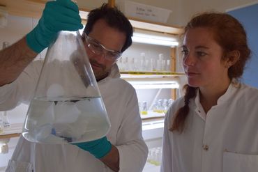 Maaike Goudriaan en Helge Niemann in het lab, op Texel
