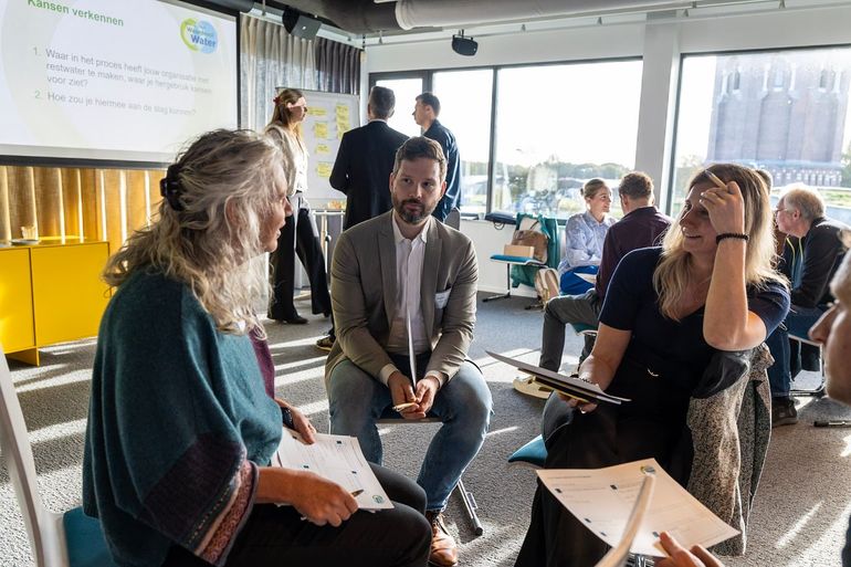 Tijdens de eerste werkplaats van Groene Cirkels Waardevol Water wisselden tien Zuid-Hollandse bedrijven kennis uit over hoe zij drinkwater besparen
