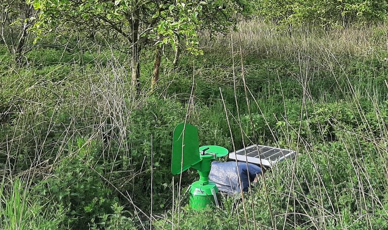 Luchtsampler in het veld voor het meten van dierlijk DNA in de lucht