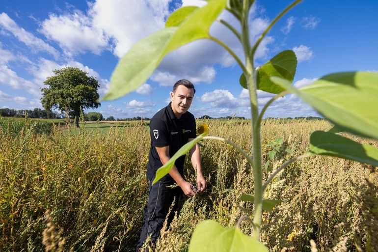 Joris Verstegen bij de kruidenrijke akkerrand