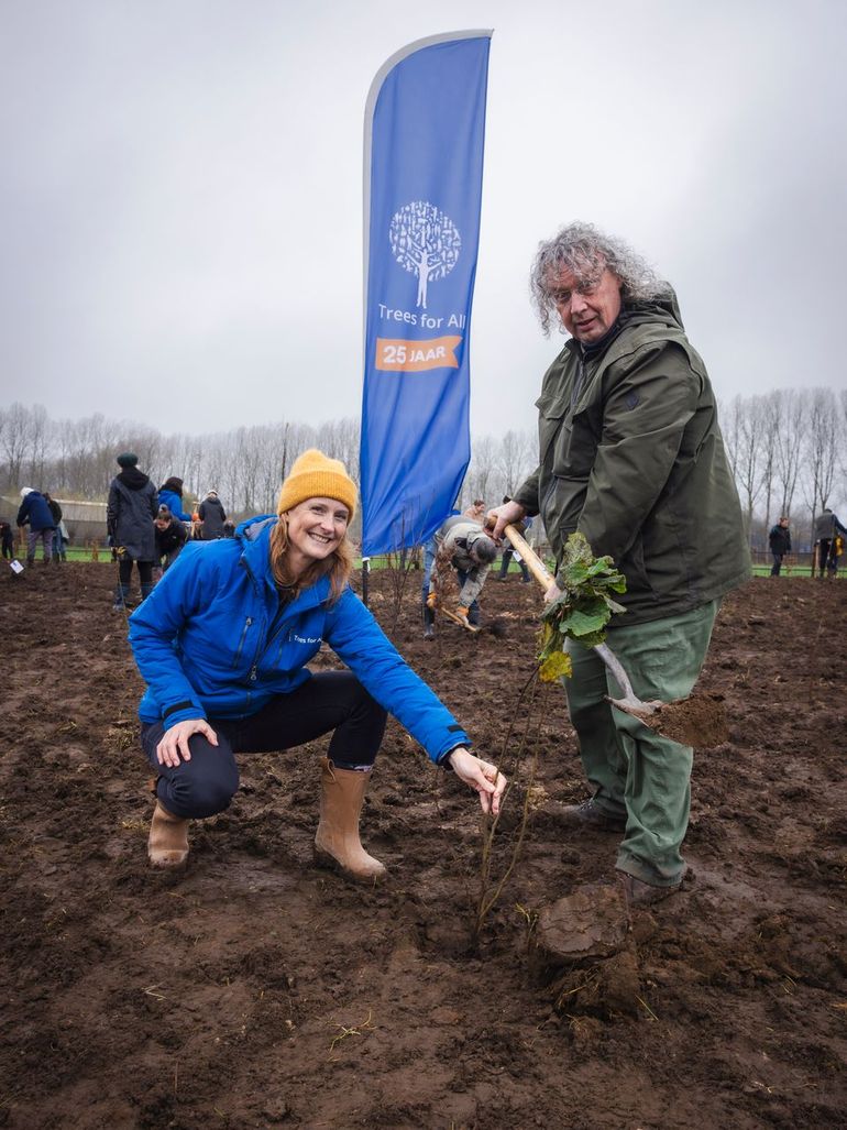 De symbolische aanplant van de 400.000ste boom door Marieke Romano namens Trees for All en Ger van den Oetelaar