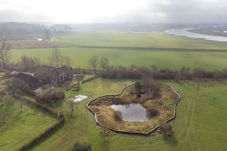 Schermen om een poel in de IJsselvallei
