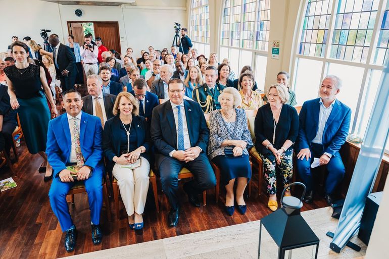 Gasten van het DCNA-symposium. Op de eerste rij van links naar rechts: minister Ursell Arends, Minister-President Evelyn Wever-Croes, gouverneur van Aruba Alfonso Boekhoudt, H.K.H. Prinses Beatrix, DCNA-voorzitter mevr. dr. H.A. (Hellen) van der Wal, DCNA-directeur dhr. Arno Verhoeven