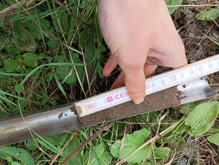 Bodemmonsters van de bovenste 10 centimeter voor het bepalen van de bodemchemie