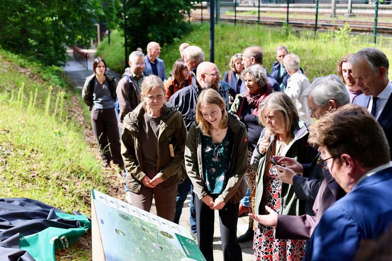 De feestelijke opening van de eerste Buitenpoort vond plaats in aanwezigheid van wethouder Mark Eijbaard van gemeente Baarn, gedeputeerde André van Schie van provincie Utrecht, NS-regiodirecteur Irma Winkenius en Froukje Bekius namens Stichting Nationaal Park Utrechtse Heuvelrug