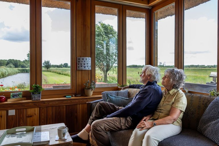 Vanuit de woonkamer is het genieten van de ijsvogel bij het slootje
