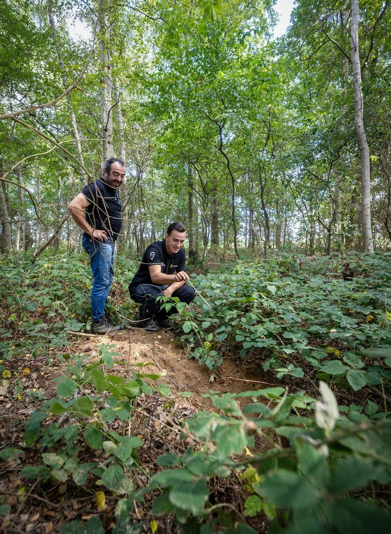 Peter (links) en Joris Verstegen. Ze laten de dassenburchten op hun land zien