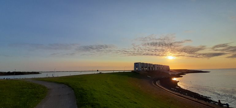 Daar waar zoet en zout elkaar treffen bij de R.J. Cleveringsluizen, met links het Lauwersmeer en rechts de Waddenzee