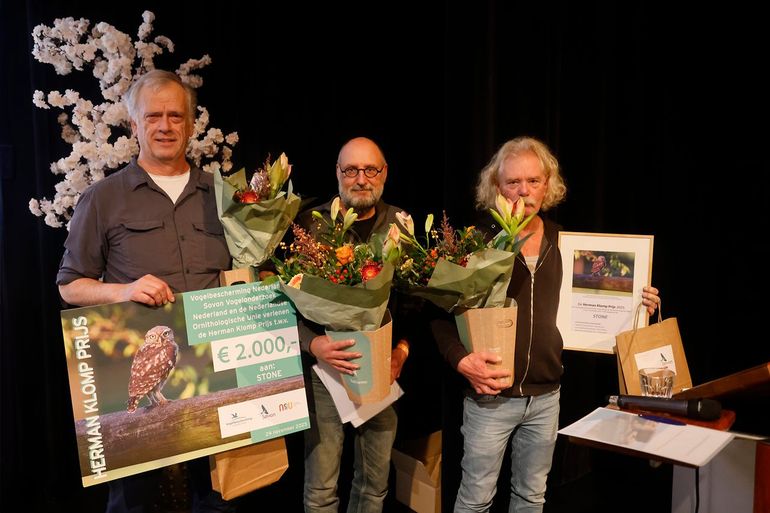Prijswinnend bestuur van STONE, van links naar rechts: Theo Boudewijn, Pascal Stroeken en Ronald van Harxen met de oorkonde en cheque