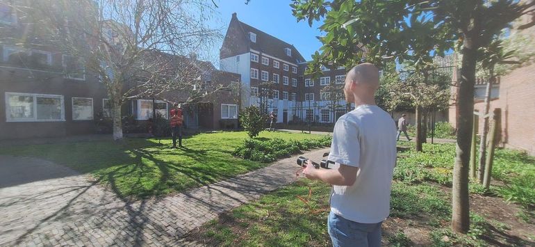 Hortus botanicus Leiden-promovendus Nemi Dorst en Hogeschool Leiden-studenten nemen pollensniffer-samples in de Gekroonde Liefdepoort