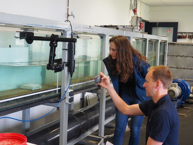 Eerste testen met de schaalmodellen van de frames in het aquarium