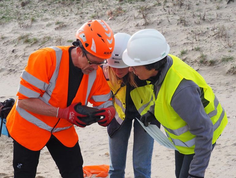 De partners bestuderen de stenen en tellen het aantal levende en gegroeide oesters tijdens de eerste monitoring van het RESO-project