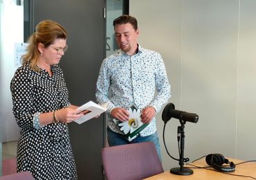 Minister van der Wal en Anthonie Stip voor de opnamen van de podcast