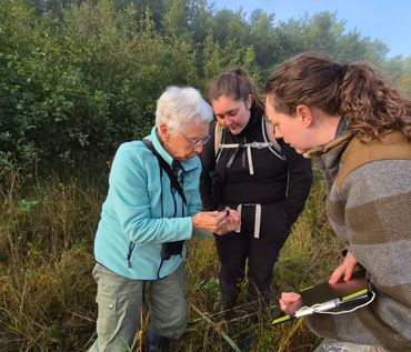 De 75-jarige Annemarie van Diepenbeek weet van elk spoor, geluid en detail een verhaal of veldles voor de jonge deelnemers te maken
