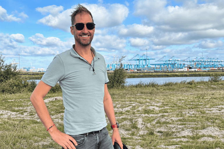 Robbert Wolf, adviseur natuur bij Havenbedrijf Rotterdam, bij het toekomstige spooremplacement Maasvlakte Zuid, waar het Havenbedrijf een terrein voor duinnatuur en vogels inricht