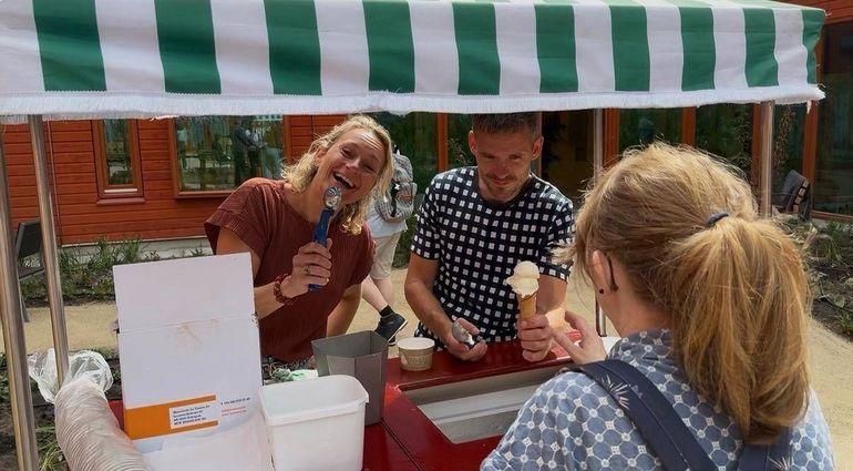 Bezoekers komen samen bij de ijskar