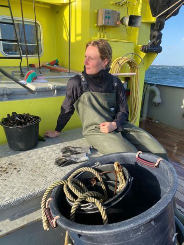 Sophie Valk tijdens het verzamelen van platte oesters voor haar onderzoek