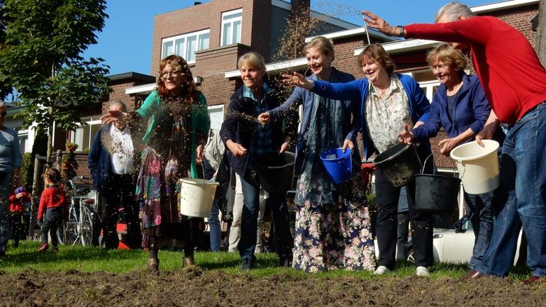 Samen met de wethouder zaaien bewoners de idylle langs de Vliet in Rijswijk
