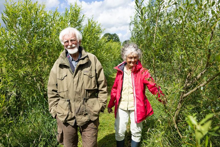 Bert en Trudy bij de wilgengriend die zij met hulp van de kinderen aanlegden