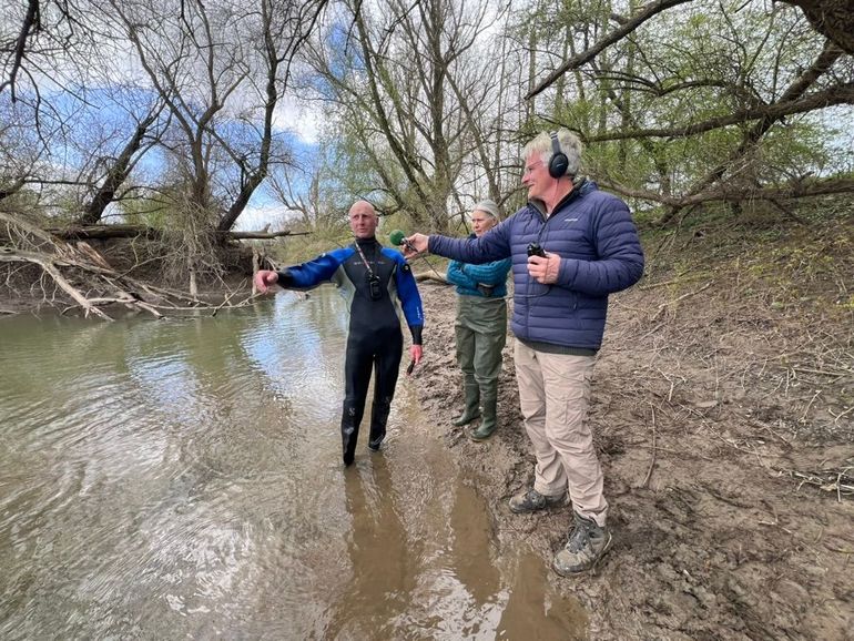 Ykelien Damstra (ARK) en Nils van Kessel (Waardenburg) leggen het belang uit van deze uitzet tijdens een interview voor Vroege Vogels door Rob Buiter
