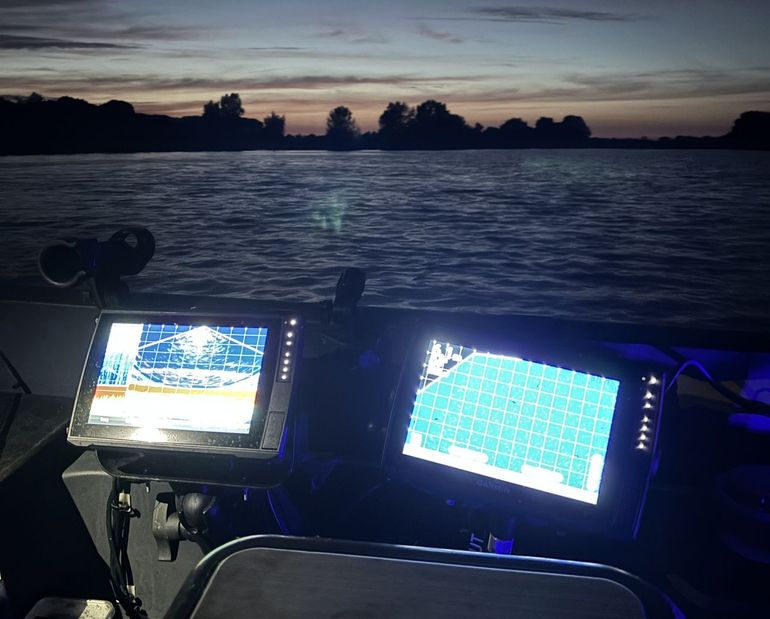 Een avond op de Maas om meervallen te vangen voor het onderzoek