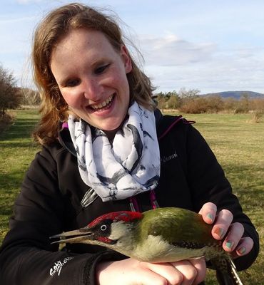Op de foto bioloog Sharina van Boheemen van Vogelbescherming Nederland