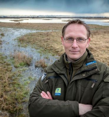 Op de foto vogelaar Roelf Hovinga van Landschap Noord-Holland