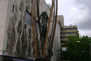 Bijenkorf met sculptuur van Naum Gabo, Rotterdam