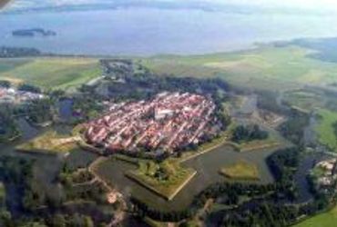 Dreiging van afstoting van de Vesting Naarden door het Rijk, Naarden