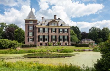 Huis Verwolde terras aan vijver