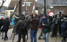 Gijsbert van der Bent Toeloop van vogelaars in Warga, Friesland, voor Oosterse tortelduif.
De sensationele ontdekking van een Oosterse Tortelduif midden in het rustieke Friese plaatsje Warga bracht in januari 2010 honderden vogelaars op de been, en betekende een nieuwe soort voor de Nederlandse lijst van vogelsoorten.