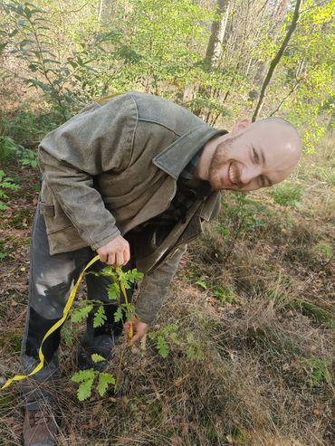 Sam Tuijtel meet de hoogte van de aanplant op