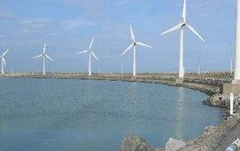 Windmolens op de rechterhavendam in Zeebrugge (foto: Tim Bekaert, GNU-licentie voor vrije documentatie)