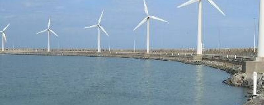 Windmolens op de rechterhavendam in Zeebrugge (foto: Tim Bekaert, GNU-licentie voor vrije documentatie)