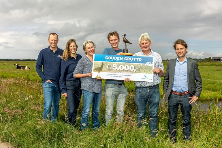 Uitreiking Gouden Grutto 2025. V.l.n.r.: Bernard de Jong, Eva Fransen van Vogelbescherming Nederland, Linda, Arjan en Hans Mulder, Michiel van den Bergh van Vogelbescherming Nederland