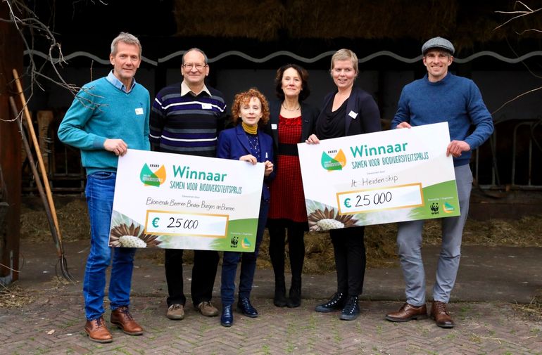 De winnaars van de 'Samen voor Biodiversiteitsprijs', met in het midden Jury voorzitter Louise Vet