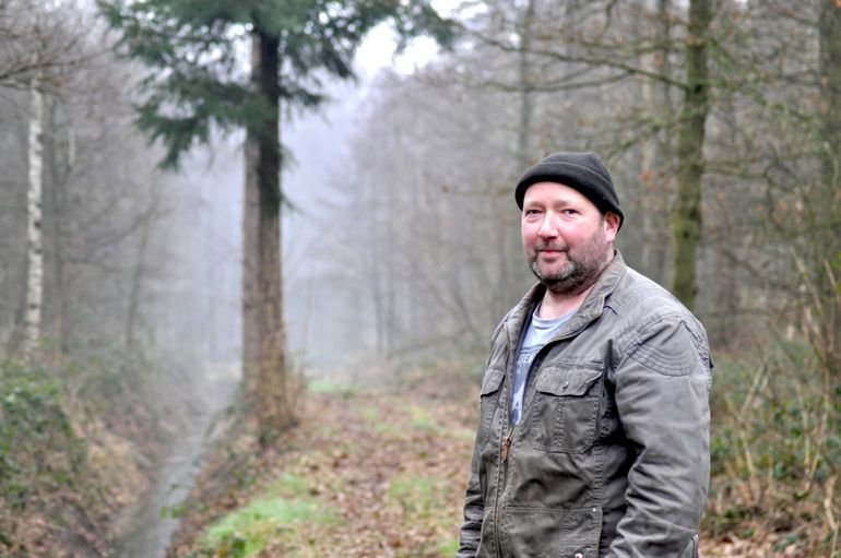 Jan van Laak bij één van de belangrijkste watergangen op landgoed Stilliwald