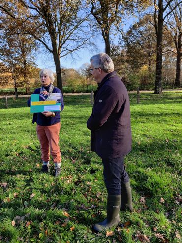 Gedeputeerde Ten Bolscher overhandigt landgoedeigenaar Liesbeth Cremers van landgoed Vilsteren een herdenkingsbordje voor de bomen die dit plantseizoen geplant gaan worden