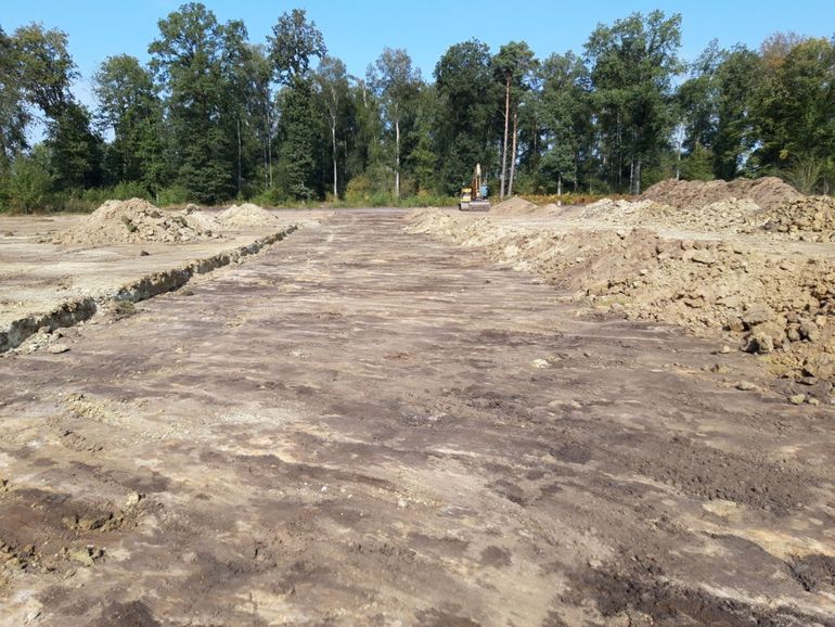 Graafwerkzaamheden op de Ronde Weiden. Links is de bouwvoor er al afgehaald en is de laag opgebrachte keileem te zien, het midden is afgegraven tot het oude maaiveld