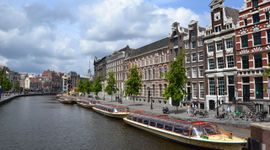 Rondvaartboten in Amsterdam liggen stil tijdens de pandemie