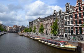 Martin van Dalen / Wikimedia Commons Rondvaartboten in Amsterdam liggen stil tijdens de pandemie