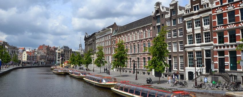 Rondvaartboten in Amsterdam liggen stil tijdens de pandemie