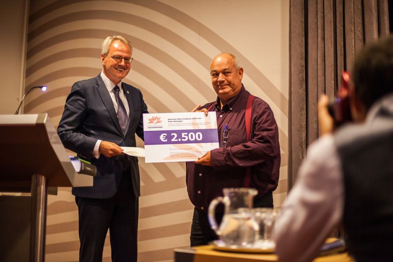 Peter Meininger krijgt de Goessche Diep Fondsprijs uit handen van Commissaris van de Koning Han Polman