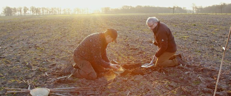 Vrijwilligers Janus Eliens en Piet Coppelmans verplaatsen een nest