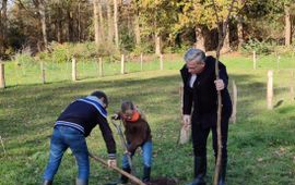 Provincie Overijssel Gedeputeerde ten Bolscher plant met kinderen op landgoed Vilsteren de pronkboom, symbool voor de duizenden bomen die er bij komen.